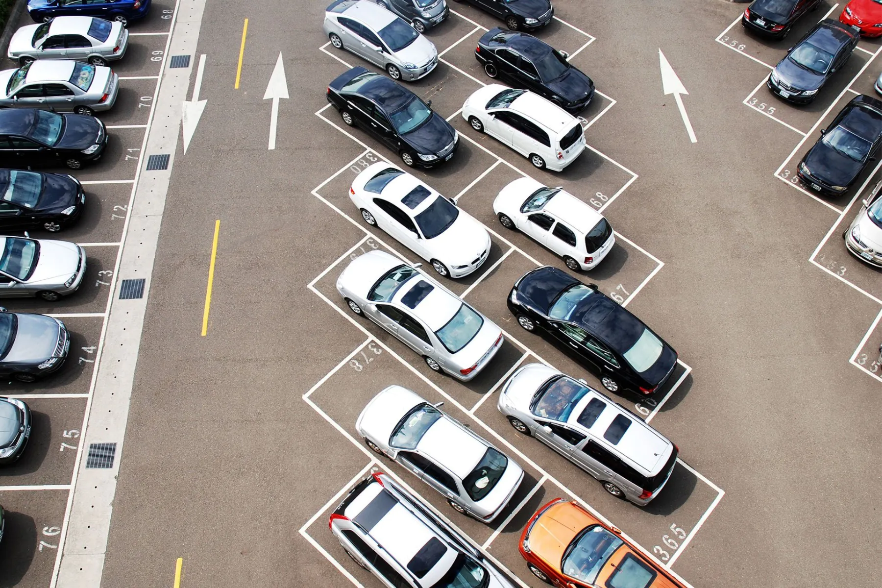 öppen parkeringsplats